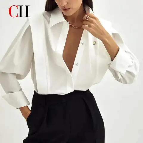 قميص CH نسائي فضفاض بشعار معدني