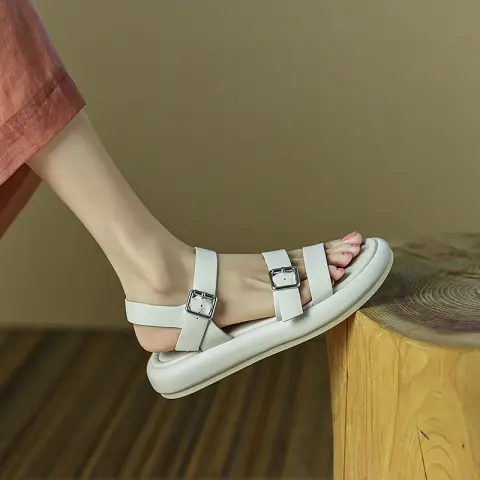 صندل نسائي بنعل سميك وأربطة متقاطعة