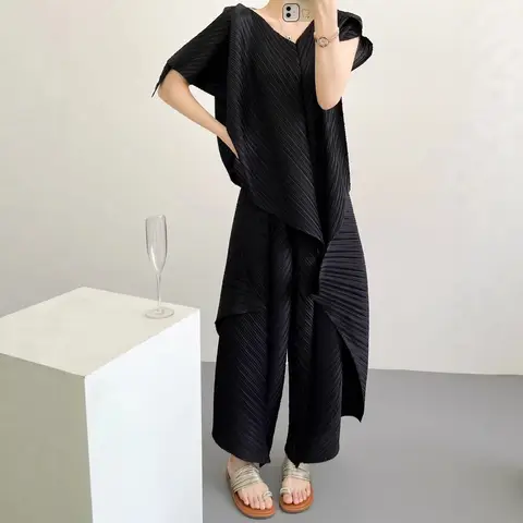 طقم نسائي Miyake بليسيه سادة غير متماثل من قطعتين