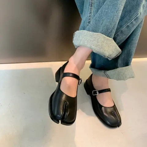 حذاء تابي نسائي من جلد البقر بفاصل أصابع
