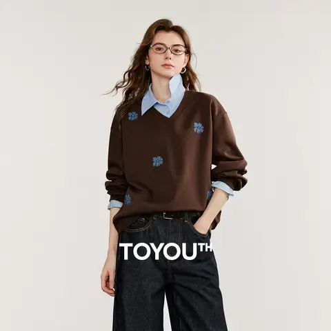 سويت شيرت TOYOUTH نسائي بتصميم قطعتين وهميتين وتفاصيل دنيم وتطريز زهور