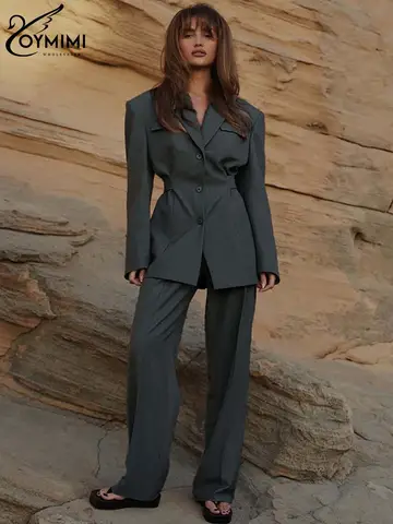 طقم نسائي رمادي أنيق مكون من قطعتين تونية بأكمام طويلة وبنطال مستقيم