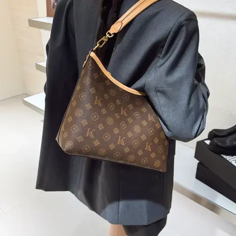 حقيبة كروس وكتف نسائية بحزام سلسلة وحجم أنيق