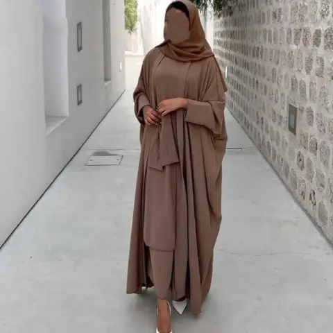 طقم من قطعتين معطف وتنورة من الكريب