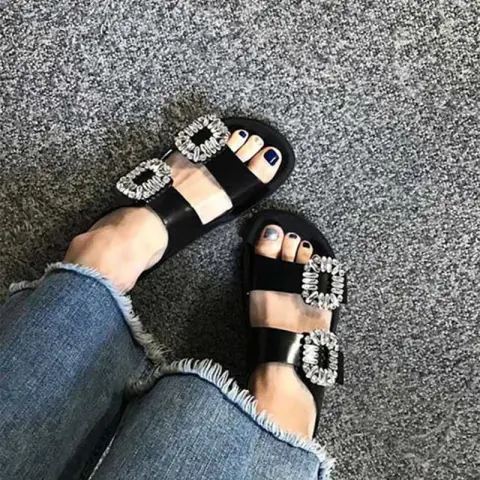 صندل نسائي مسطح جلدي بإبزيم مربع وراينستون